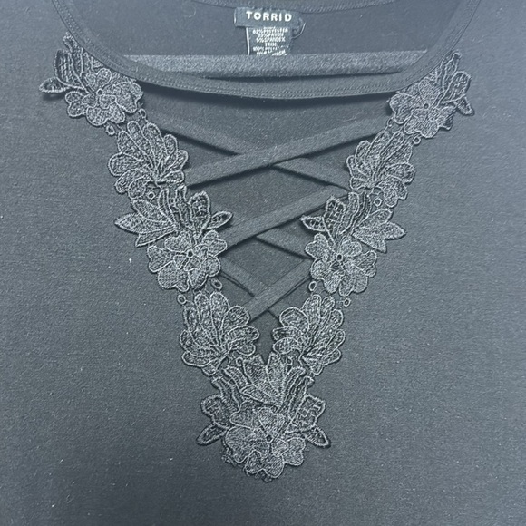 TORRID V Neck Laced Short Sleeve Tee shirt 1X - Picture 2 of 7